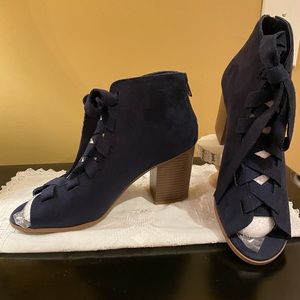 Lace up shoe booties color black 3.5 inch heel